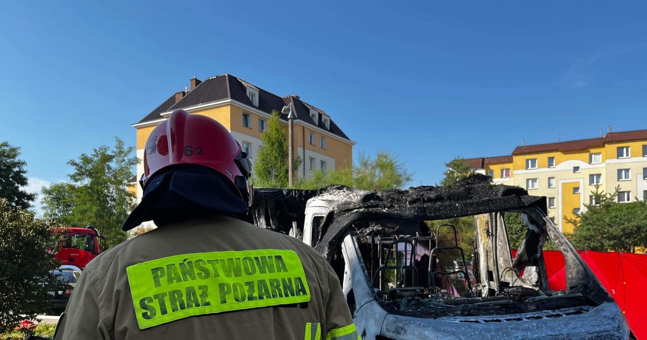 Pożar doszczętnie strawił całe auto. / Facebook.com/Ratownictwo Powiatu Ełckiego /