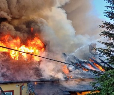 Pożar drewnianego budynku w Starachowicach. 9 osób ewakuowanych