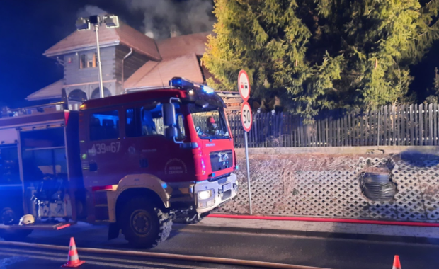 Pożar drewnianego domu w Istebnej. Policja wszczęła dochodzenie 