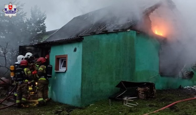 Pożar drewnianego domu /KPP Radzyń Podlaski /Policja