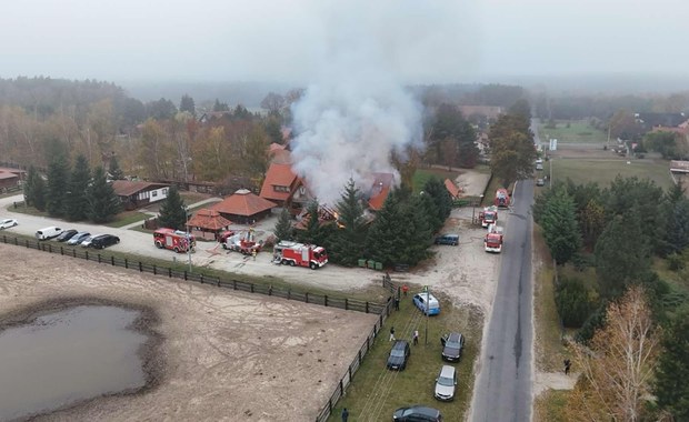 ​Pożar drewnianej karczmy pod Lesznem. Kłęby dymu widoczne z daleka