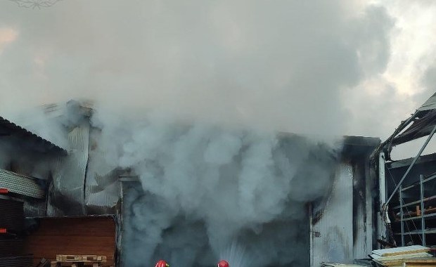 Pożar dwóch hal w Łodzi