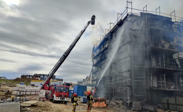 Pożar elewacji bloku w trakcie budowy w Gdańsku