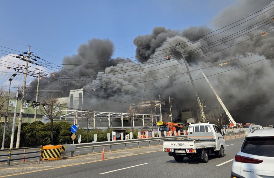 Pożar fabryki w Daejeon w Korei Płd. /YONHAP   /PAP/EPA