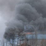 Pożar fabryki w Koninie. Z ogniem walczyło około 150 strażaków