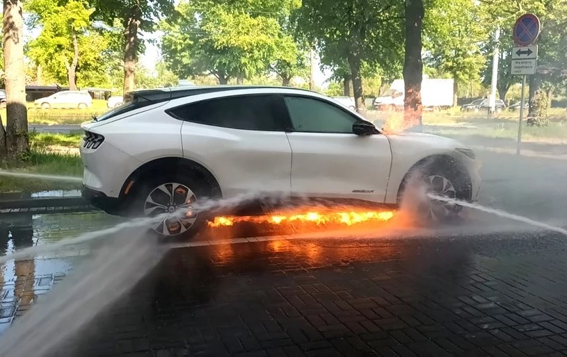 Pożar Forda Mustanga Mach-E w maju br w Gdańsku. Auto uległo całkowitemu spaleniu, czas interwencji strażaków to 5h 25 min / fot. KM PSP Gdańsk /