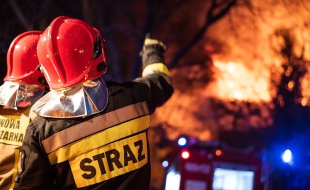 Pożar garażu i stodoły w Łódzkiem. Dwie osoby zostały poszkodowane