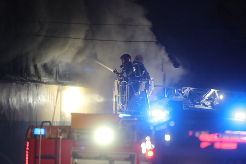 Pożar gasi ponad 50 strażaków /Roman Zawistowski /PAP