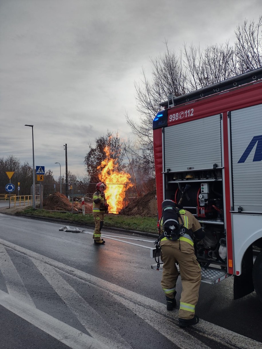 Pożar gazu w Kunowie; w działaniach uczestniczyło 13 strażaków /Komenda Powiatowa Państwowej Straży Pożarnej w Ostrowcu Św. /Facebook