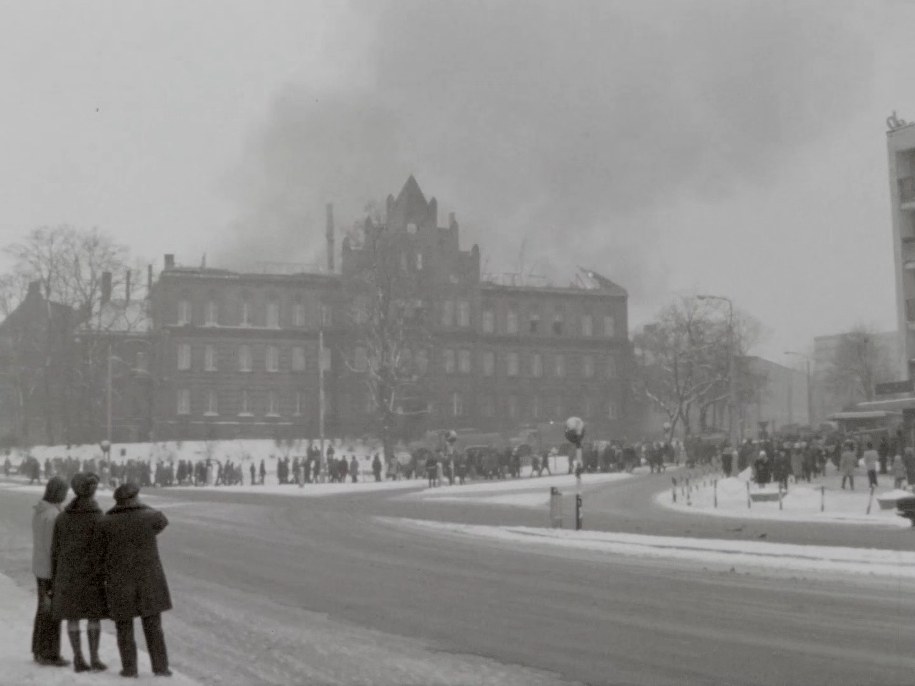 Pożar gmachu Sądu Wojewódzkiego 25 stycznia 1976 r. (kadr z filmu znajdującego się w zasobach Archiwum Zakładowego Sądu Okręgowego w Olsztynie) /Sąd Okręgowy w Olsztynie /