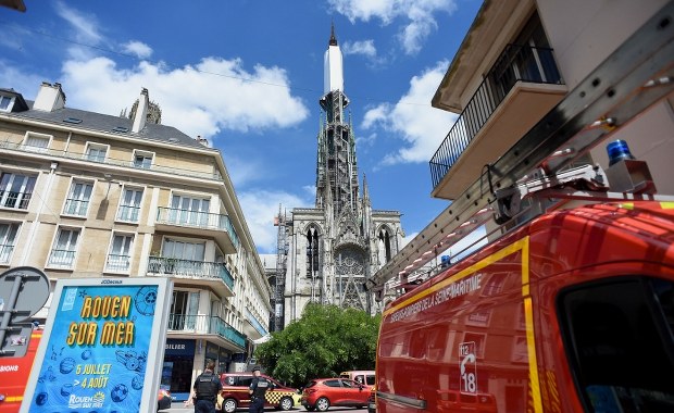Pożar gotyckiej katedry w Rouen [FILMY]