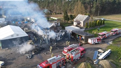 Pożar hal koło Kłobucka. Z ogniem walczyło kilkudziesięciu strażaków