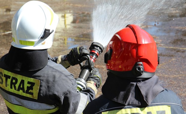 Pożar hałdy odpadów w Wielkopolsce. 13 zastępów straży pożarnej w akcji