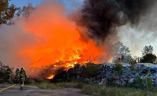 Pożar hałdy śmieci w Cybulicach Małych