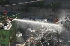 Pożar hałdy śmieci w Warszawie