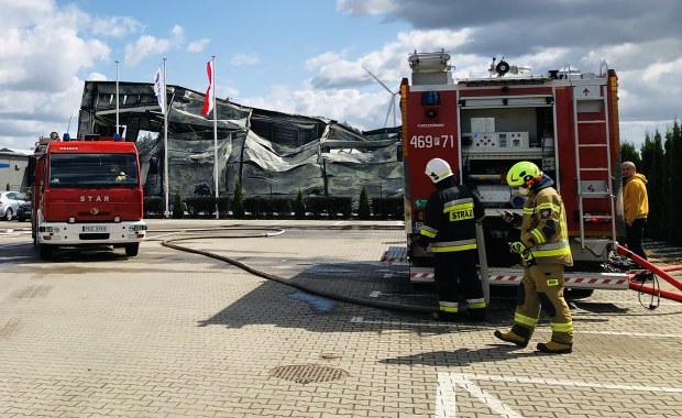 Pożar hali firmy meblarskiej. Jedna osoba poszkodowana