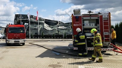 Pożar hali firmy meblarskiej. Jedna osoba poszkodowana