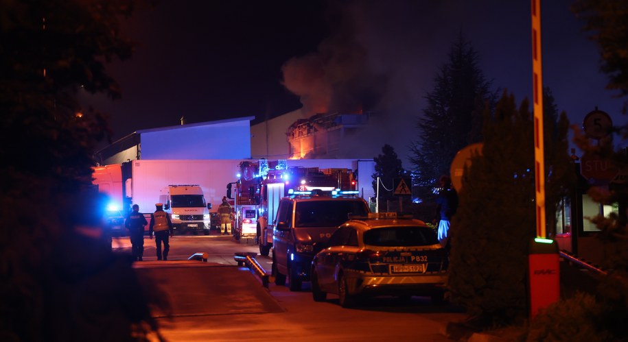 Pożar hali magazynowej przy ul. Baczyńskiego w Sosnowcu /Michał Meissner /PAP