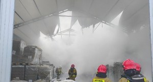 Pożar hali magazynowej w Mogilnie. Trwa akcja strażaków 