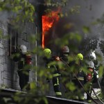 Pożar hali magazynowej w Sulejówku. Trwa dogaszanie