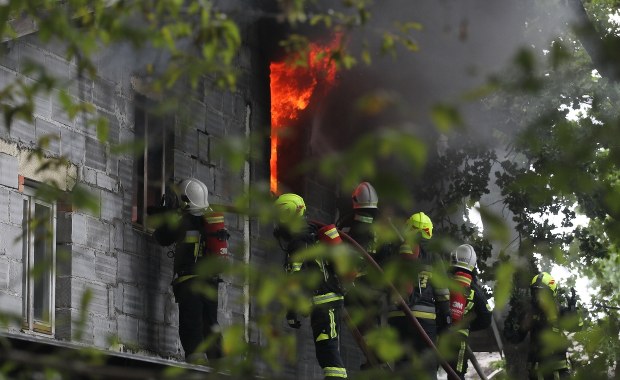 Pożar hali magazynowej w Sulejówku. Trwa dogaszanie