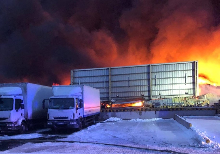 Pożar hali magazynowej w Tarnowie Podgórnym /KW PSP POZNAŃ /