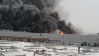 Pożar hali magazynowej w Warszawie. Ewakuowano 100 osób