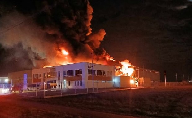 Pożar hali na Mazowszu. Jest apel strażaków