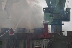 Pożar hali na terenie stoczni Nauta w Gdańsku. Trzymano tam m.in. farby i lakiery 