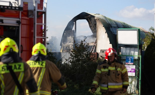 Pożar hali pod Warszawą. Jedna osoba poszkodowana 