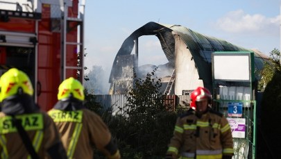 Pożar hali pod Warszawą. Jedna osoba poszkodowana 