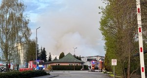 Pożar hali pod Warszawą. Ranny strażak