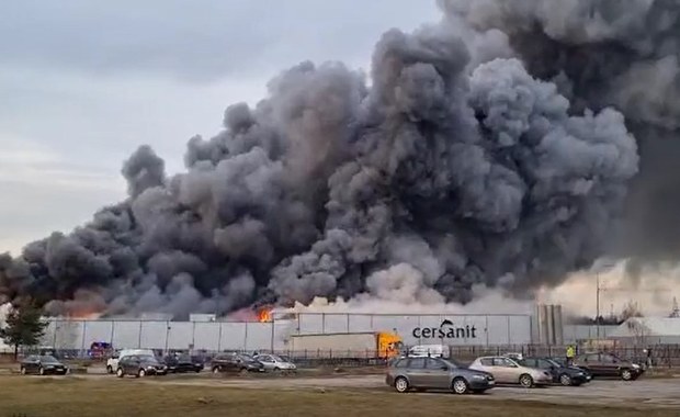 Pożar hali produkcyjnej Cersanitu w Starachowicach. Ogień gasiło 120 strażaków 