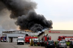Pożar hali produkcyjnej w Katowicach. Słup dymu widać w całym mieście