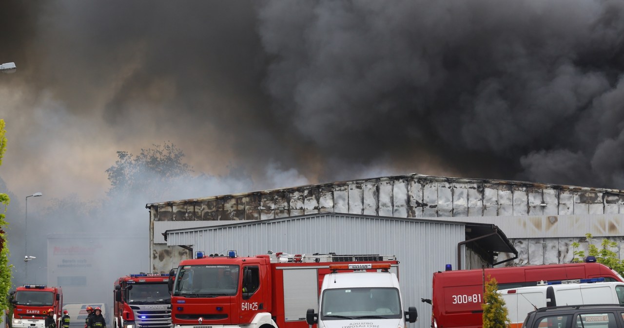 Pożar hali produkcyjnej w Katowicach. Słup dymu widać w całym mieście