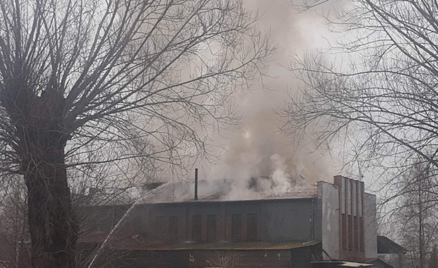 Pożar hali produkcyjnej w Roztokach. Z ogniem walczy ok. 100 strażaków