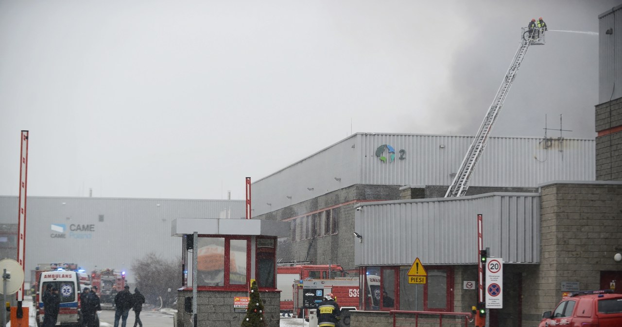 Pożar hali przemysłowej na warszawskiej Białołęce