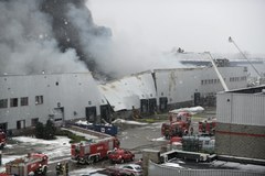 Pożar hali przemysłowej na warszawskiej Białołęce
