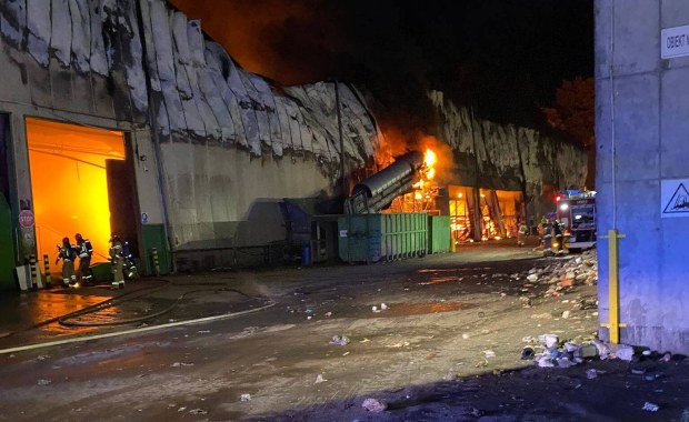 Pożar hali sortowni odpadów w Elblągu. Nie udało się jej uratować