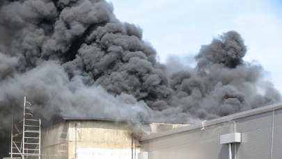 Pożar hali w budowie. Ogień zniszczył dach
