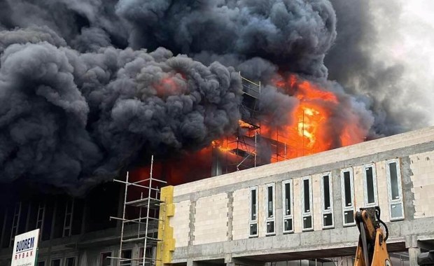 Pożar hali w Gdyni. Czarny dym było widać z wielu kilometrów