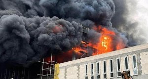 Pożar hali w Gdyni. Czarny dym było widać z wielu kilometrów