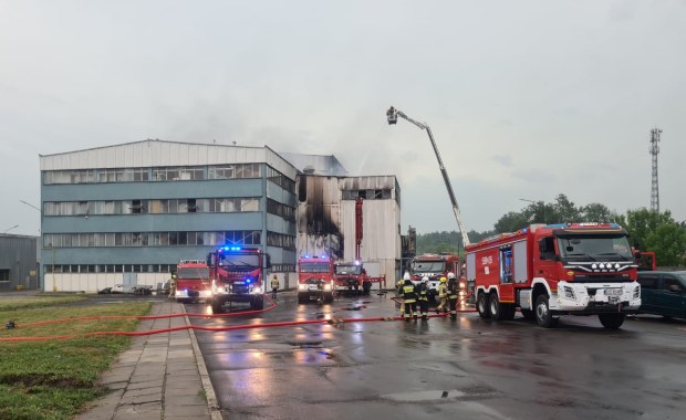 Pożar hali w Głownie. Ewakuowano pracowników