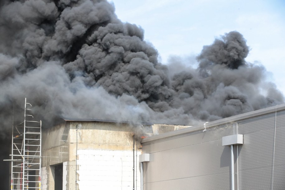 Pożar hali w Przecławiu /Marcin Bielecki /PAP