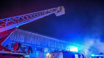 Pożar hali w Przemyślu. Nocna akcja strażaków