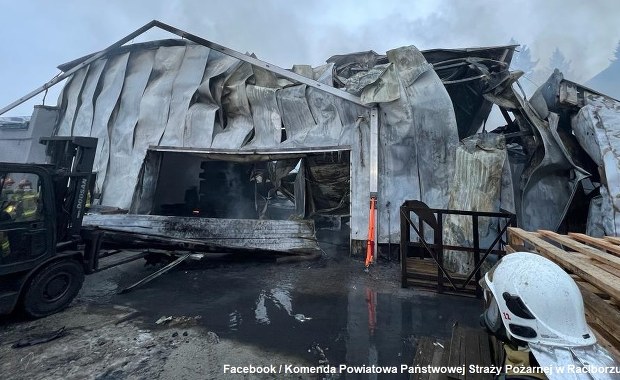 Pożar hali w Raciborzu. Dwie osoby trafiły do szpitala