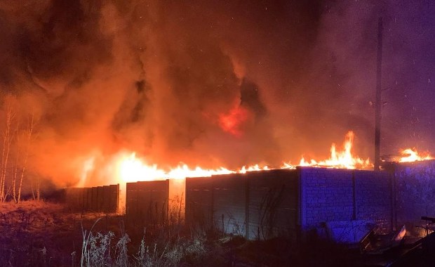 Pożar hali w Rudzie Śląskiej. Podczas akcji gaśniczej zawalił się dach
