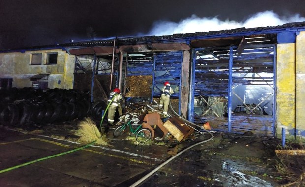 Pożar hali w Słupsku. W środku auta, maszyny i butle z gazami