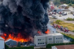 POŻAR HALI W TARNOWIE