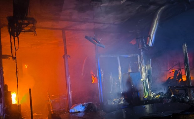 Pożar hali w Warszawie. Dwie osoby poszkodowane